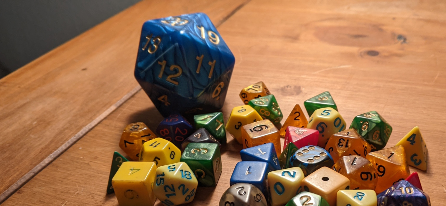 Mesa com diversos dados.