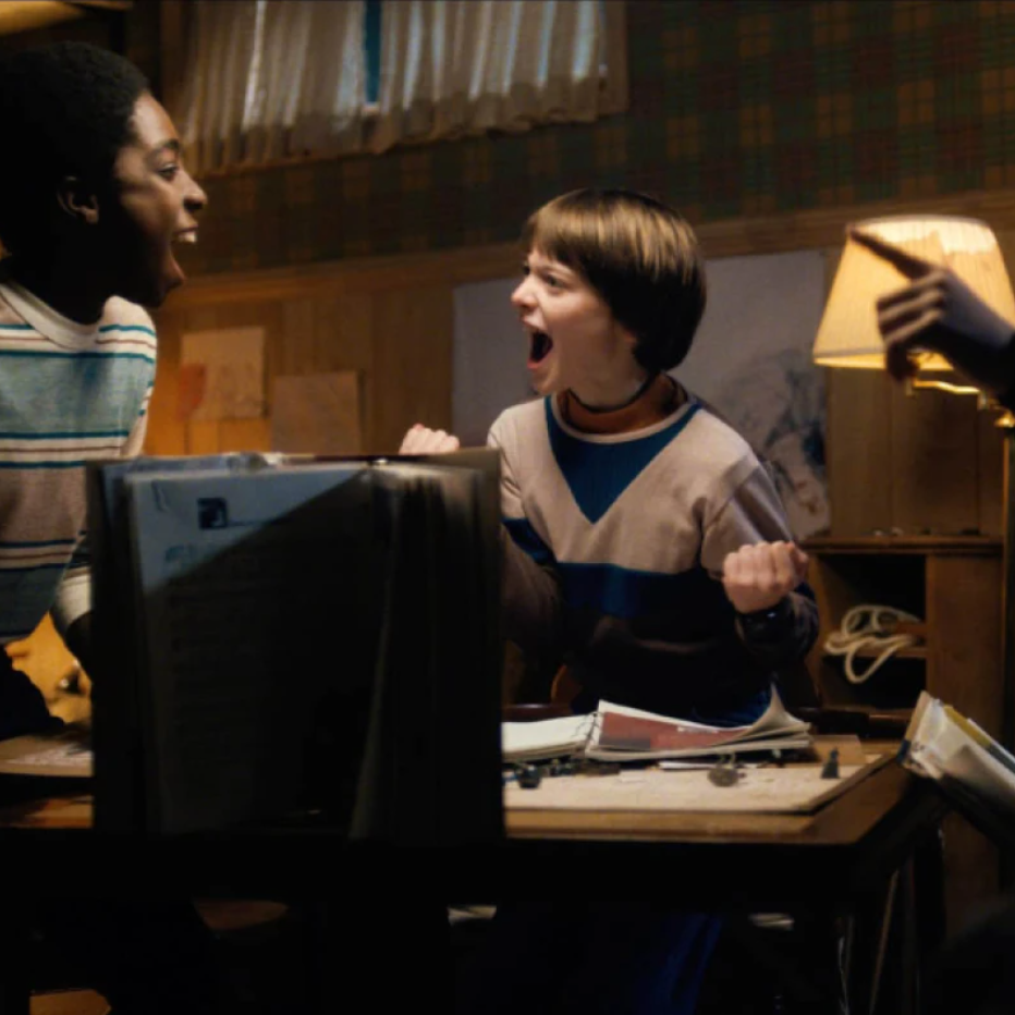 Elenco de Stranger Things a jogar o jogo